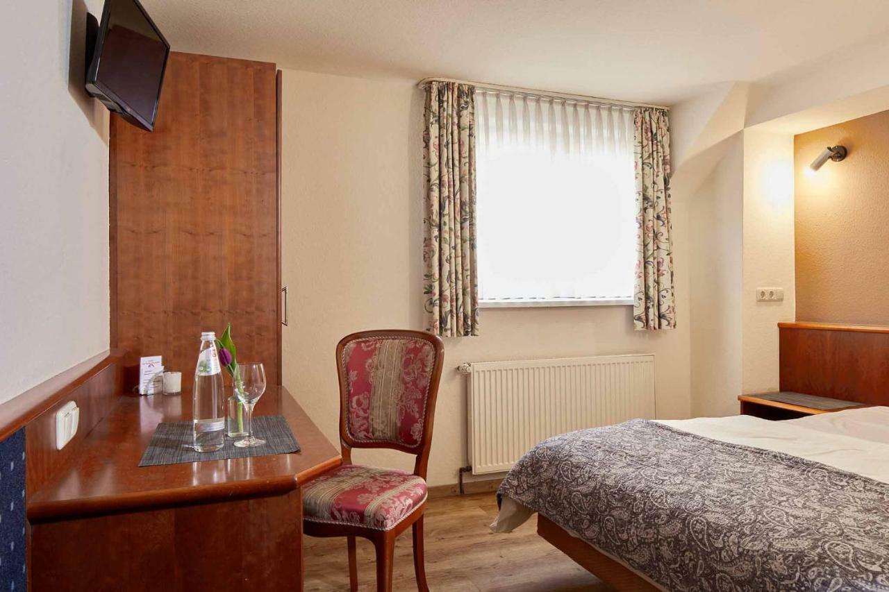Hotel Eisenbahn คาร์ลชตัดท์ ภายนอก รูปภาพ